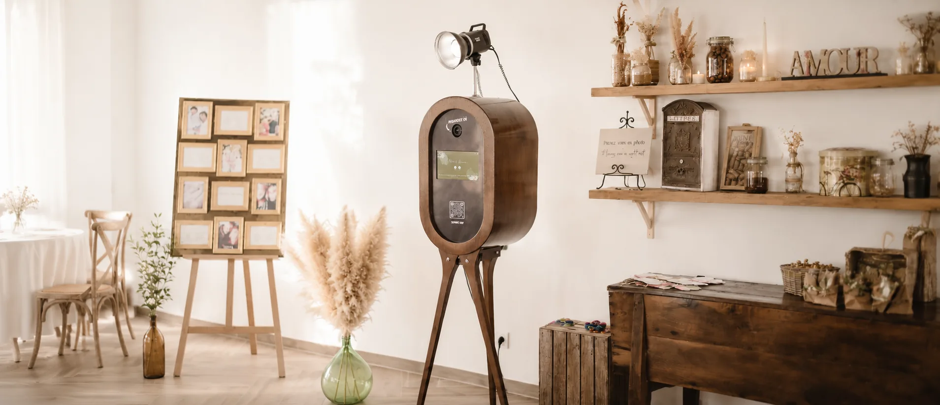 Photobooth vintage en bois avec décor bohème, installé pour un événement privé à Toulon
